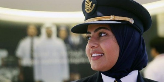 بخيتة المهيري… أماراتية محجبة عمرها 23 عاما بمنصب “ضابط أول طيار”