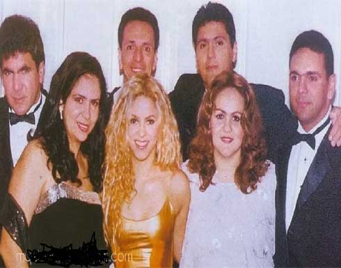 لشاكيرا المليونيرة 8 إخوة غير أشقاء إحداهم معروفة بلقب الفقيرة لشاكيرا المليونيرة 8 إخوة غير أشقاء إحداهم معروفة بلقب الفقيرة
