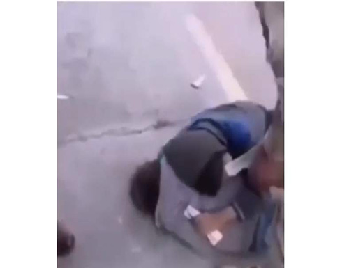 العراق .. طفل يموت من البرد في الشارع بين أحضان أخيه (فيديو) العراق .. طفل يموت من البرد في الشارع بين أحضان أخيه (فيديو)