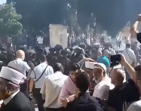 فيديو :مواجهات في المسجد الأقصى بين المصلين والشرطة الإسرائيلية فيديو :مواجهات في المسجد الأقصى بين المصلين والشرطة الإسرائيلية